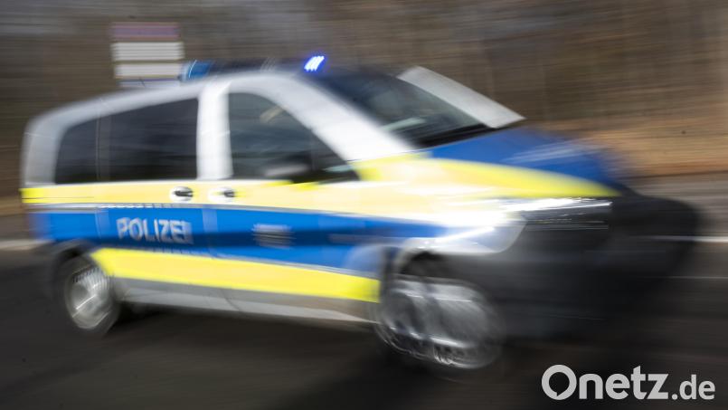 Nach dem Großeinsatz der Polizei bei einer Firma im Landkreis Tirschenreuth kommen weitere Informationen an die Öffentlichkeit. Symbolbild: Marijan Murat/dpa