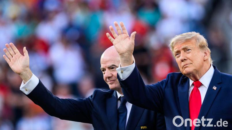 Bringen die Fußball-Welt in Wallung: Gianni Infantino (l) und Donald Trump. (Archivbild) Bild: Tom Weller/dpa
