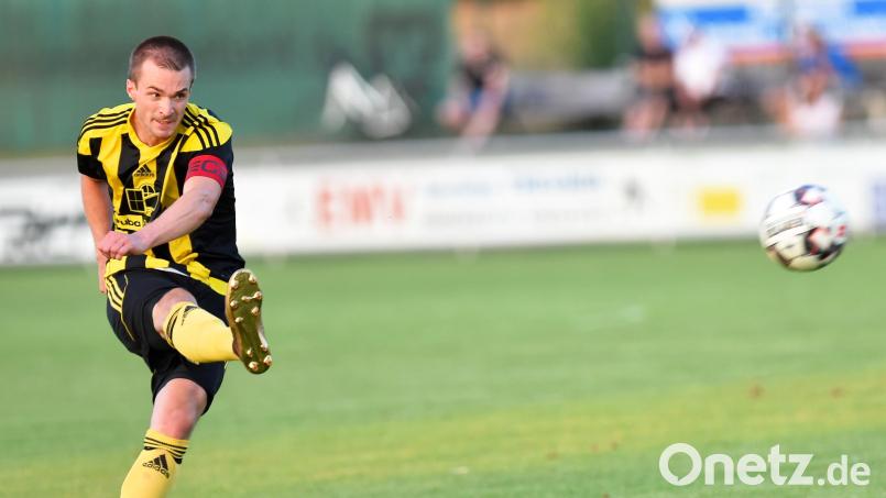 Johannes Renner nimmt Maß: Der ehemalige Kapitän der SV Grafenwöhr ist zurück bei seinem Stammverein und agiert dort als spielender Co-Trainer. Zum Saisonstart müssen sich die Grafenwöhrer mit dem FC Vorbach auseinandersetzen. Archivbild: Alfred Schwarzmeier