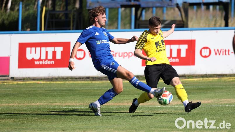 Deutliche Leistungssteigerung gefordert: Der FC Amberg um Fabian Geitner (rechts) muss im Spiel gegen die SpVgg Lam eine Schippe drauflegen. Bild: Dieter Jäschke