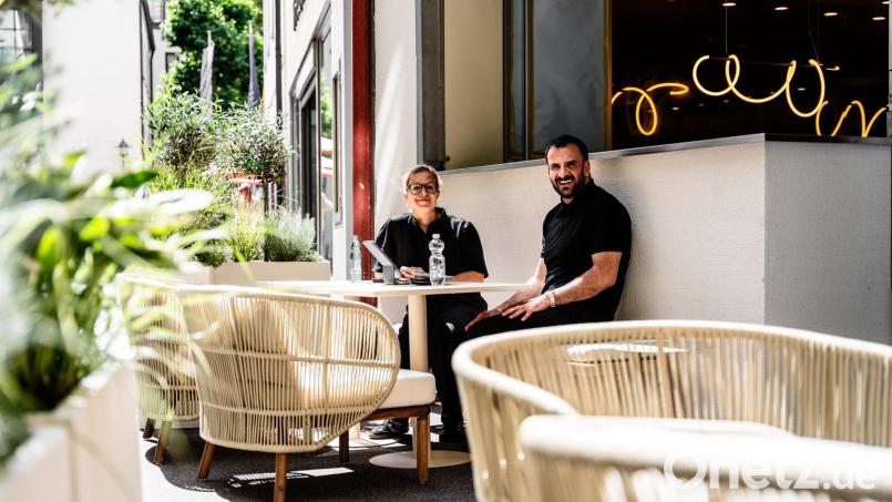 Betreiber Sezayi Er und Architektin Barbara Ziegler blicken der Eröffnung des Café Sezi in der Wörthstraße in Weiden entgegen. Einst war hier die "Nordsee" beheimatet. Bild: Sezayi Er