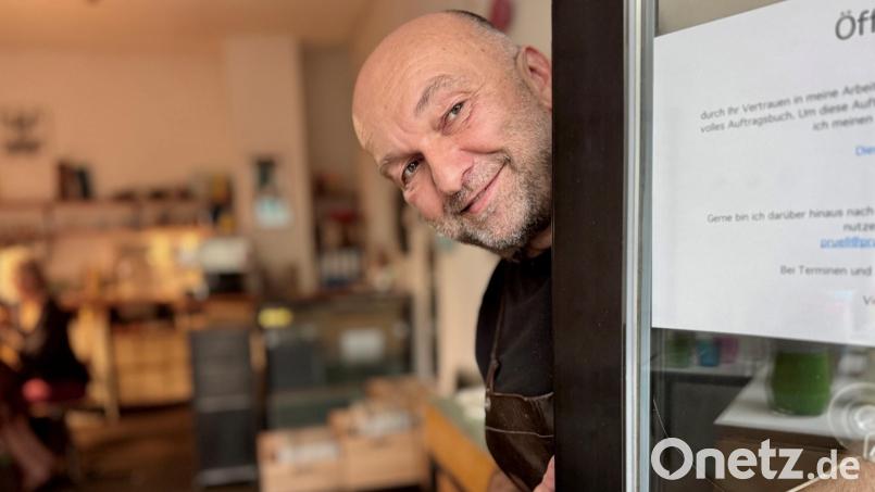 Jürgen Prüll ist Goldschmied, Barista und Ausstellungsmacher. Seine angestammte Ladenwerkstatt zieht demnächst vom Unteren auf den Oberen Markt. Sein Engagement um die Werke von Glas- und Keramikkünstlern sowie weitere aktuelle Künstler bleibt in dem kleinen Gewölbe mit 21 Quadratmetern. Bild: Gabi Schönberger