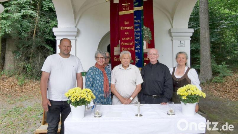 Der Ehrenvorsitzende des Heimatvereins "Eisendorf und Umgebung" Josef Hoffmann (Mitte) war 2025 das letzte Mal persönlich vor Ort. Hier mit (von links) dem damaligen Zweiten Bürgermeister Thomas Kleber, Tochter Ute sowie Schwiegersohn und Fahnenträger Steve Macintosh als auch (von rechts) mit Heimatpfarrer Monsignore G. Hettler und Elisabeth Würfl. Bild: Karl Ziegler