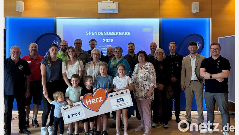 Christian Seidl und Lucas Hummel (beide rechts im Bild) mit den unterstützten Vereinen und Organisationen. Bild: Volksbank Raiffeisenbank Nordoberpfalz