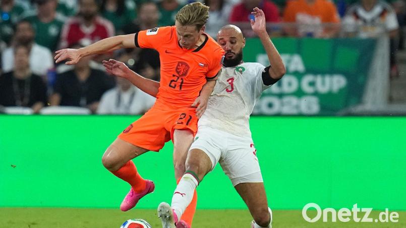 Frenkie de Jong (l) bei der WM in Aktion. (Archivbild) Bild: Dolores Ochoa/AP/dpa
