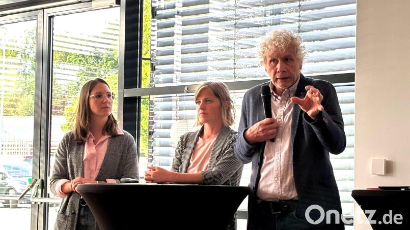 Zweiter Vorsitzender Wolfgang Lippert und Geschäftsführerin Lisa Kukla (Mitte) vom Oberpfälzer Kulturbund sowie Nina Lang vom Kemnather Stadtmarketing informierten über die Oberpfälzer Kulturtage 2027. Bild: Holger Stiegler