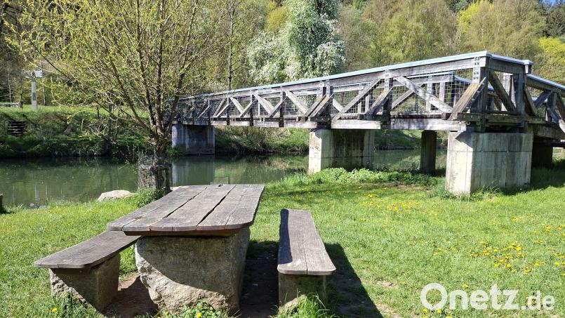Der beliebte und momentan gesperrte Vilssteg in Ensdorf wird für knapp 130.000 Euro erneuert. Bild: Lothar Trager