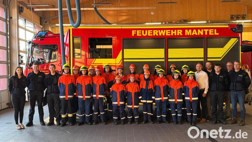 Die Manteler Jugendfeuerwehr kann auf 50 Jahre zurückblicken. Sie ist eine der größten Jugendgruppen im Landkreis. Von links: Franziska Janner, stellvertretende Jugendwartin, Vorstand Johannes Lippi und stellvertretender Jugendwart Christoph Janner mit der Jugendgruppe. Bild: Timo Krauß