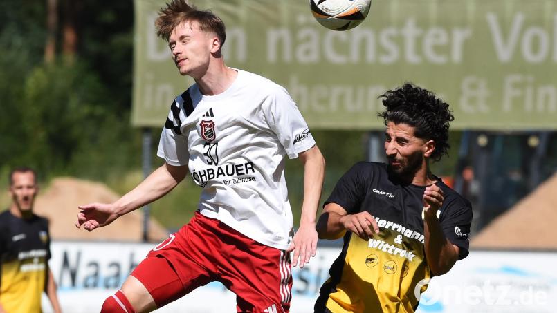 Augen zu und durch: Auf den SC Luhe-Wildenau (weiß) wartet mit Titelanwärter FC Dingolfing ein Hochkaräter. Bild: Gerhard Büttner