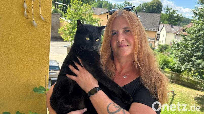 Bea Obst aus Kaimling mit ihrem Kater T'challa. Nach dem Spielen mit dem Tier erleidet sie nach einem kleinen Kratzer eine Infektion, benötigt eine Notoperation und bleibt 14 Tage in der Klinik. Bild: Bea Obst