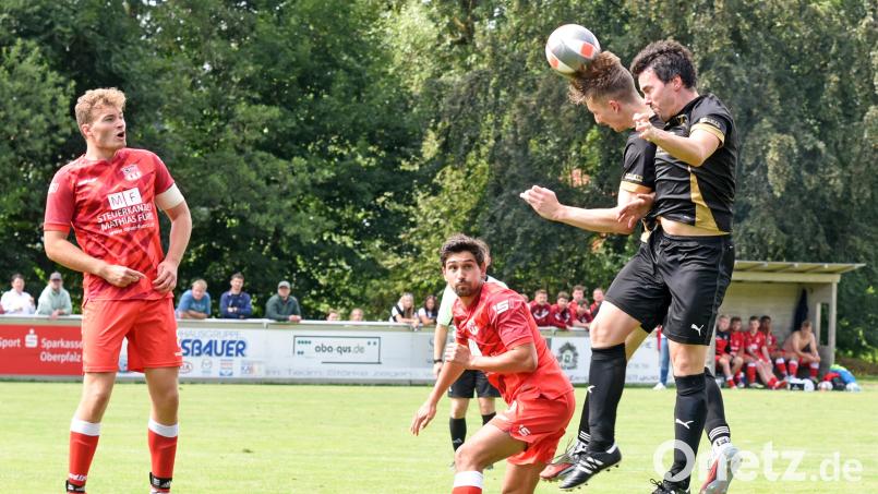 Der TSV Waldershof (rote Trikots) und der FC Tirschenreuth trennten sich zum Saisonauftakt 4:4. Am zweiten Spieltag empfangen die Kreisstädter den VfB Arzberg, die Waldershofer gastieren beim TSV Arzberg-Röthenbach. Bild: Rudi Gebert
