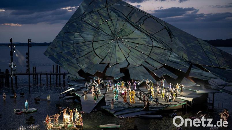 Szene aus der Oper „La Traviata“ auf der Bregenzer Seebühne. (Archivfoto) Bild: Gian Ehrenzeller/KEYSTONE/dpa