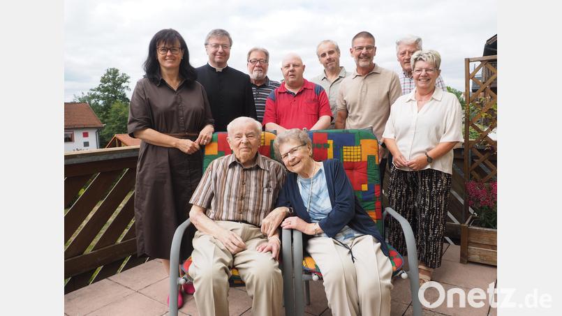 Anna und Richard Lehner (vorne, Mitte) aus Auerbach sind seit 70 Jahren verheiratet. Zahlreiche Gratulanten feierten mit ihnen ihre Gnadenhochzeit. Bild: Klaus Trenz