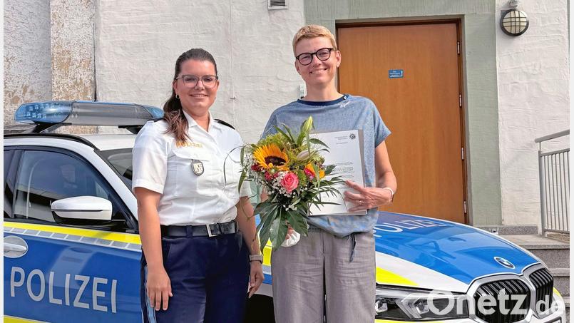 Die Polizei ehrt die Frau (rechts) für ihre Hilfe zur Rettung eines fünf Jahre alten Jungen. Bild: -/Polizeipräsidium Oberfranken/dpa