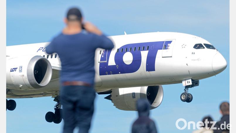 Die Maschine der polnischen Fluggesellschaft Lot musste in Mailand zwischenlanden. (Archivbild) Bild: Alik Keplicz/AP/dpa
