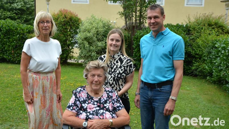 Christine Pätzold (sitzend) feierte am Donnerstag im Seniorenzentrum Theresianum in Konnersreuth ihren 90. Geburtstag. Dazu gratulierten Bürgermeister Andreas Malzer, Direktorin Theresia Popp (Mitte) und Tochter Ines. Seit zwei Jahren verbringt die Jubilarin ihren Lebensabend im Theresianum. Bild: Josef Rosner
