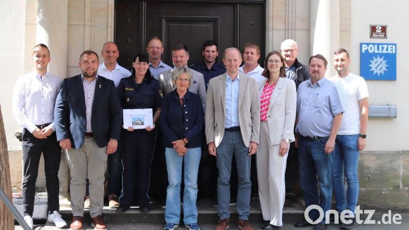 Die Nabburger Polizeiinspektion stellte Vertretern der Politik ihren Sicherheitsbericht für das Jahr 2025 vor. Auf dem Bild zu sehen sind: Vordere Reihe: Martin Bauer, Christoph Scharf, Irene Ehemann, Konrad Kiener, Katharina Haas, Reinhard Schwarz, Sven Gerlach, hintere Reihe: Florian Adam, Gabriele Wittl, Mirko Hägler, Peter Neumeier, Markus Bruckmeier, Matthias Buron, Reinhold Merkl (jeweils von links) Bild: Polizeiinspektion Nabburg