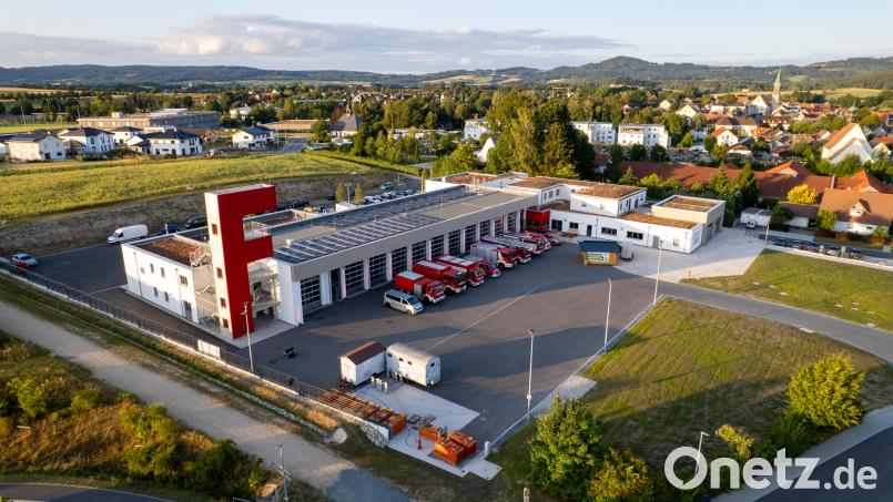 Das neue Feuerwehrhaus in Kemnath setzt Maßstäbe und entfaltet Strahlkraft weit über das Kemnather Land hinaus. Bild: Roland Wellenhöfer