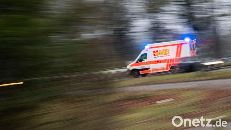 Sanitäter bringen den Mann mit schweren Verletzungen in ein Krankenhaus. (Symbolbild) Bild: Julian Stratenschulte/dpa