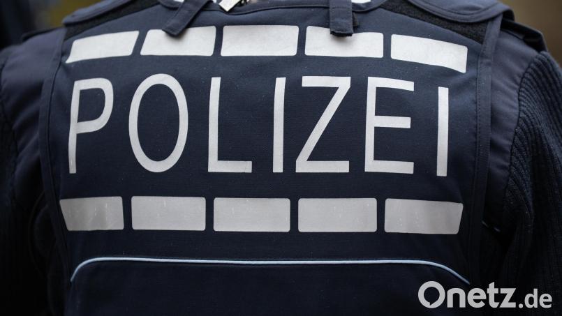 Rund 160 Polizisten haben vergangene Woche eine Firma aus dem Landkreis Tirschenreuth durchsucht. Zwei Personen befinden sich seitdem in Untersuchungshaft. Symbolbild: Silas Stein/dpa
