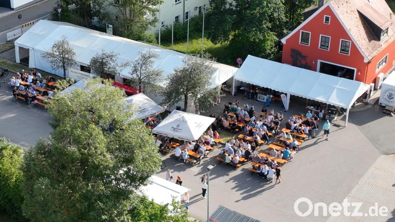 Der Dorfplatz in Theuern war während des Dorffestes gut gefüllt. Bild: Joachim Wiendl