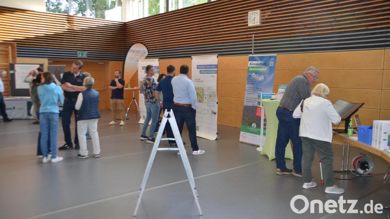 Beim Energieforum in Speichersdorf blieb viel Raum für Informationen und Fachsimpelei. Bild: Arnold Koch
