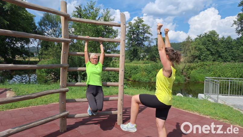 Gleich neben dem Brückl wartet an der Flussschleife der Pfreimd die Kletterwand. Susanne Hofmann (rechts) von der SpVgg Pfreimd zeigt Redakteurin Irma Held Übungen. Bild: bl