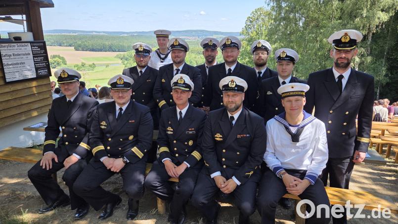 Fühlen sich am Annaberg richtig wohl: Die Delegation des Minenjagdboots Sulzbach-Rosenberg ist unter der Leitung von Korvettenkapitän Markus Kuche (vorne Mitte) in der Stadt. Der weiße Dienstanzug wird übrigens nur von Mannschaftsdienstgraden unter 30 Jahren getragen. Bild: Tobias Gräf
