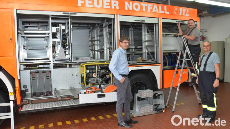 Bürgermeister Uli Münchmeier (links) und die Wehrleute mit Stadtkommandant Anton Schwägerl und Thomas Beierl (von rechts) freuen sich, dass mit dem ehemaligen Rüstwagen der Stadt Delmenhorst eine Übergangslösung gefunden wurde. Bild: Elisabeth Dobmayer
