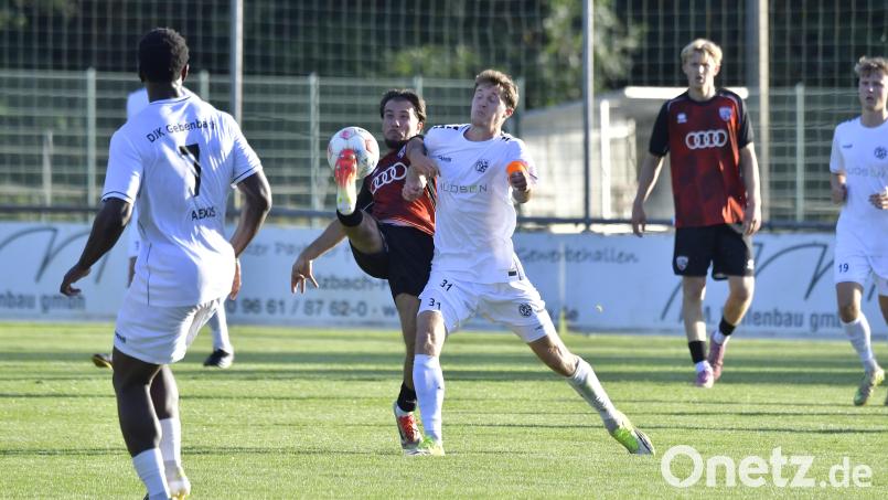 Ein hartes Stück Arbeit: Die DJK Gebenbach (weiß) fuhr gegen den FC Ingolstadt 2 einen 3:1-Arbeitssieg ein. Bild: Hubert Ziegler