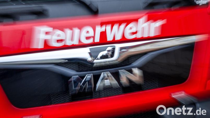 Die Feuerwehr brachte einen nächtlichen Brand in einem Anbau eines Fortbildungszentrums am Stockerhutweg in Weiden schnell unter Kontrolle. Der Schaden ist trotzdem hoch. Bild: Jens Büttner/dpa