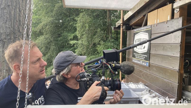 Redakteur Michael Zametzer und Kameramann Benedikt Preisinger vom BR bei der Arbeit. Die Metzgerei Lotter wird ein Teil der Dokumentationsreihe. Bild: Stefanie Swann