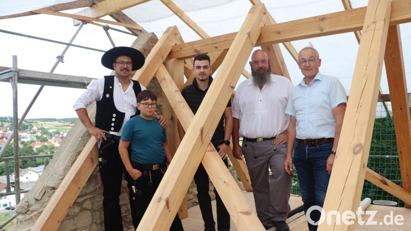 Sie sind Teil der ehrenamtlichen Handwerker bei der Schlossbergkapellensanierung: Stefan und Anton Lang (von links), Lukas Graf, Martin Eichenseer mit Bürgermeister Erwin Geitner. Bild: Michael Rabenhofer