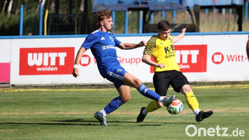Deutliche Leistungssteigerung gefordert: Der FC Amberg um Fabian Geitner (rechts) muss im Spiel gegen die SpVgg Lam eine Schippe drauflegen. Bild: Dieter Jäschke