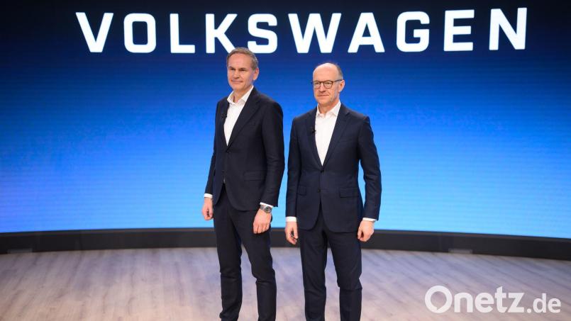 Konzernchef Oliver Blume (l.) präsentiert zusammen mit seinem Finanzvorstand Arno Antlitz die Zahlen fürs erste Halbjahr. (Archivfoto) Bild: Julian Stratenschulte/dpa