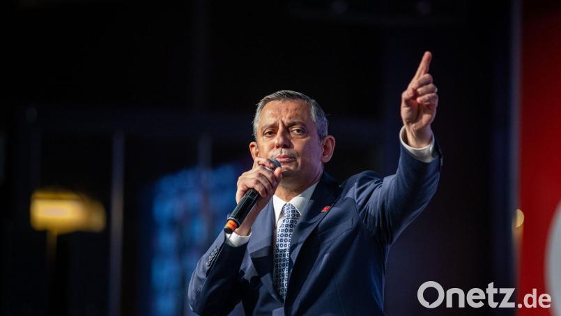 Der türkische Oppositionspolitiker Özgür Özel ist aus der CHP ausgetreten, nachdem er als Parteivorsitzender abgesetzt wurde. (Archivbild) Bild: Tunahan Turhan/SOPA Images via ZUMA Press Wire/dpa