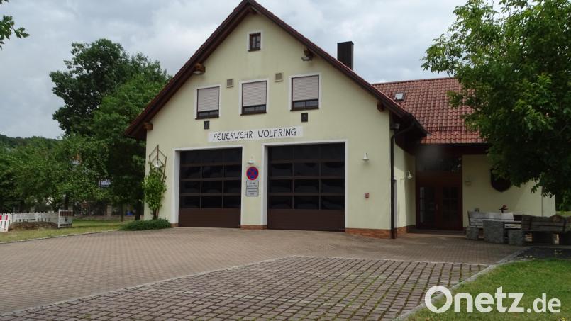 Das Feuerwehrhaus in Wolfring erhält vor dem Jubiläumsfest keinen neuen Anstrich auf Kosten der Gemeinde. Die Fenster im Gebäude werden auch nicht, wie gewünscht, ausgewechselt. "Eine Sanierung tut`s auch", hieß es im Gemeinderat. Bild: Wolfgang Houschka