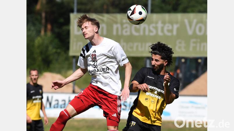 Augen zu und durch: Auf den SC Luhe-Wildenau (weiß) wartet mit Titelanwärter FC Dingolfing ein Hochkaräter. Bild: Gerhard Büttner