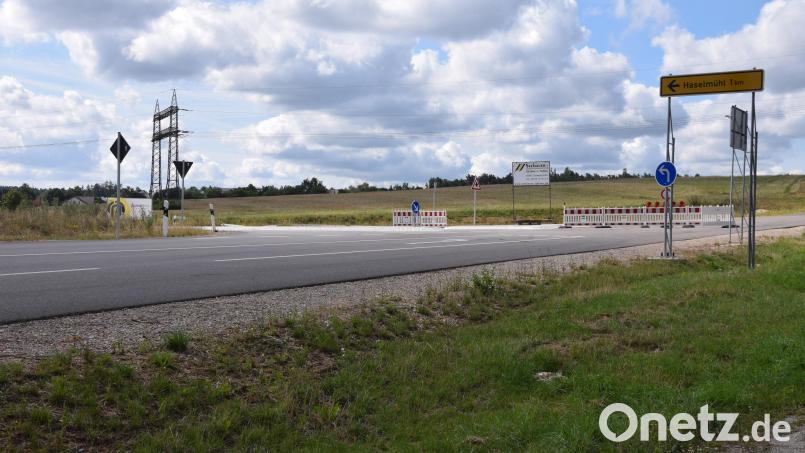 Auf dem Hang gegenüber des Bayernwerks will Firma Greenovative GmbH aus Nürnberg einen Batteriespeicher mit etwa 36 MWh Leistung errichten. Der Bauausschuss der Gemeinde Kümmersbruck steht geschlossen hinter der Bauvoranfrage. Bild: Paul Böhm