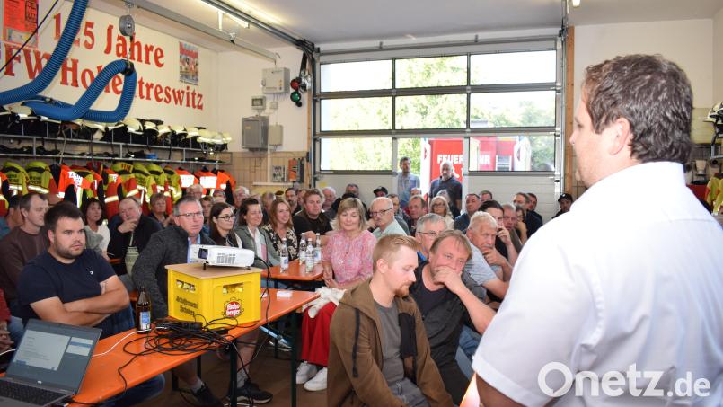 Auf großes Interesse stieß die Teilbürgerversammlung in Hohentreswitz zu der Bürgermeister Florian Reger eingeladen hatte. Das Feuerwehrhaus war bis auf den letzten Platz besetzt. Bild: Richard Braun
