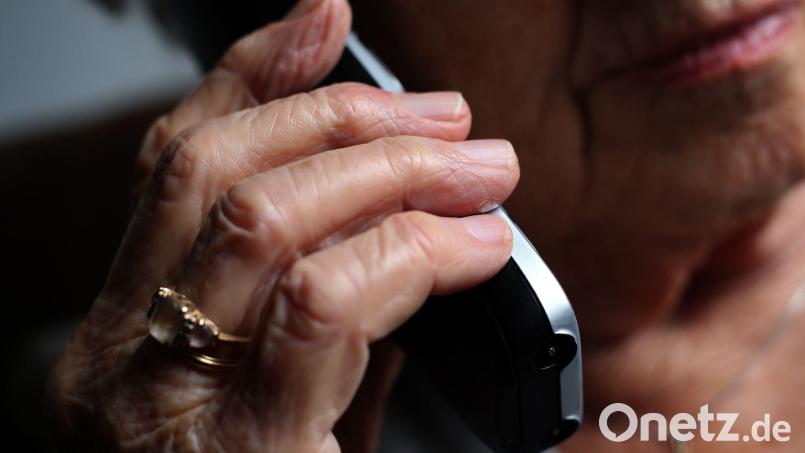 Die Seniorin übergibt den Betrügern Bargeld und Wertgegenstände in einem Schuhkarton. (Symbolbild) Bild: Karl-Josef Hildenbrand/dpa/dpa-tmn