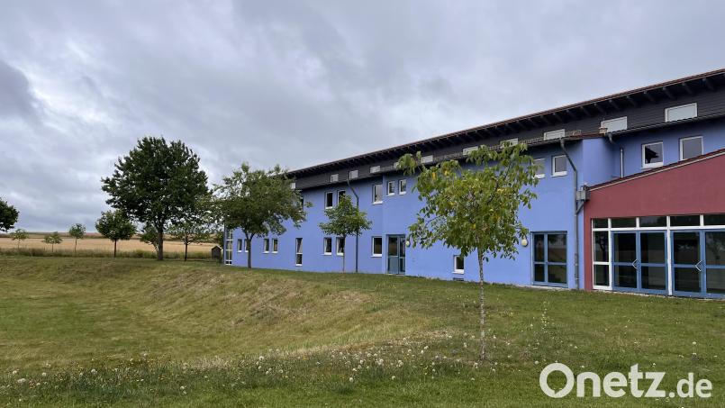 Die Grundschule soll im Osten des Gebäudes um einen Bau für eine Ganztagesschule ergänzt werden. Bild: ves