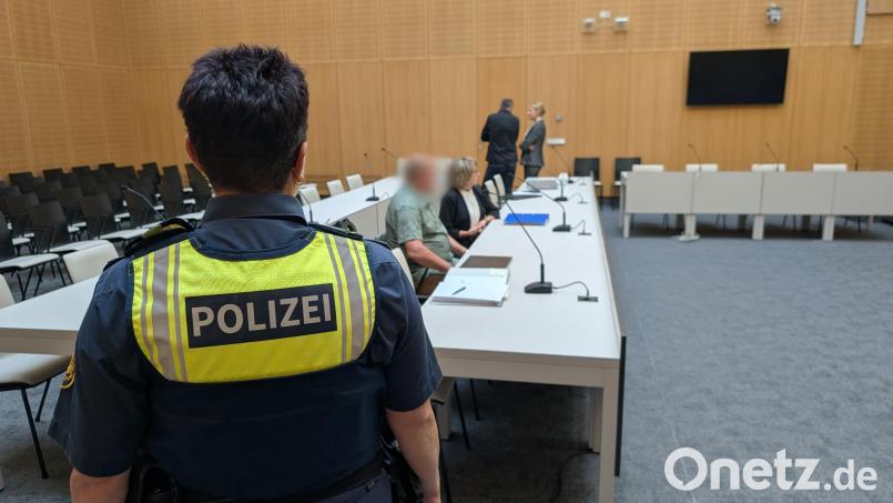 Der Angeklagte im Vordergrund ist im Prozess um den Oberpfälzer Müllskandal eine Nebenfigur. Der Hauptangeklagte steht im Hintergrund im Gespräch mit seiner Anwältin Stefanie Amann. Bild: wüw