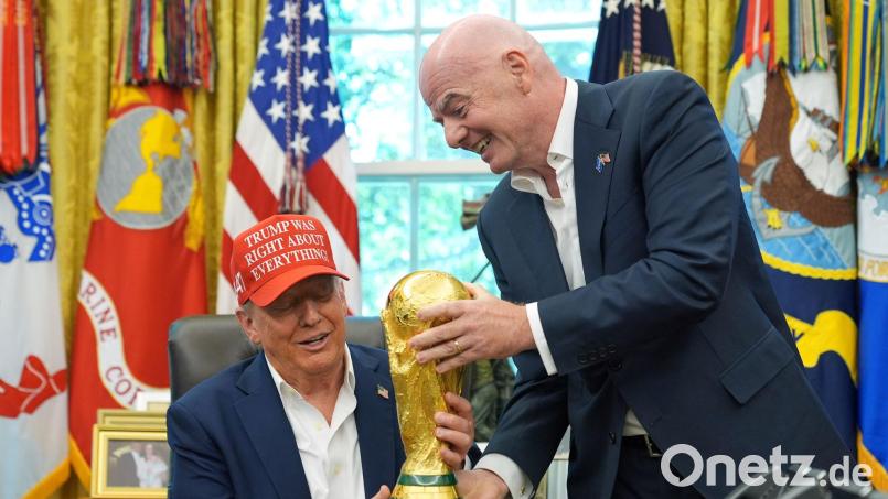 Eine zu enge Beziehung? FIFA-Präsident Gianni Infantino (r) und US-Präsident Donald Trump. (Archivbild) Bild: Jacquelyn Martin/AP/dpa