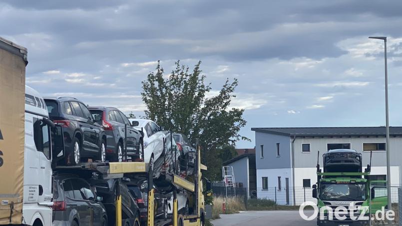 Im Gewerbegebiet Trisching gibt es Probleme mit parkenden Lastwagen und Anhängern. Bild: Claudia Völkl