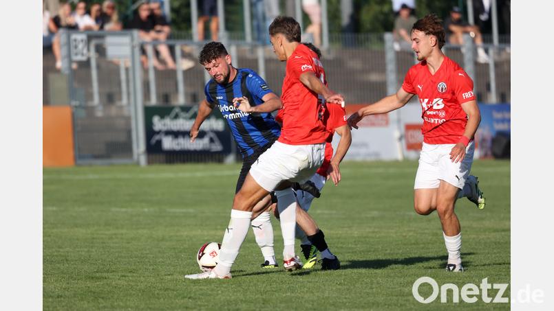 Viele Abwehrspieler sind des Stürmers Tod: Der Weidener Angreifer Josef Rodler versucht in dieser Situation vergeblich, sich gegen die Chamer Defensive in Szene zu setzen. Bild: Dieter Jäschke
