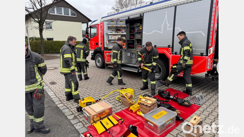Erstmals erhält die Feuerwehr Neunkirchen ein neues Hilfeleistungslöschgruppenfahrzeug, hier im Hintergrund zu sehen mit einem Teil der Silhouette Neunkirchens. Mit den Gerätschaften davor machten sich die Maschinisten intensiv vertraut. Bild: Jakob Grajer