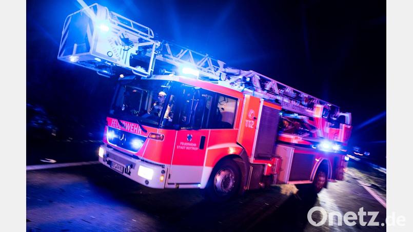 Feuerwehrleute löschten in der Nacht den Brand. (Symbolbild) Bild: Marcel Kusch/dpa