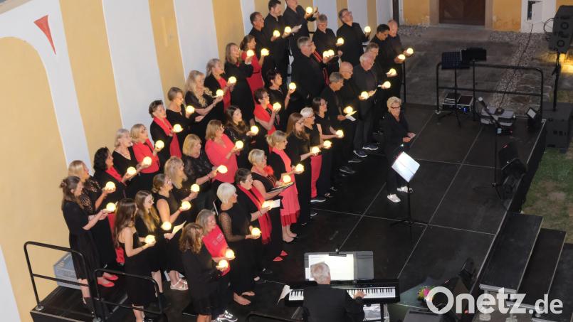 Fantasievoll zeigte sich der Chor von SingingWitt beim Abendlied "Der Mond ist aufgegangen". Bild: Robert Dotzauer
