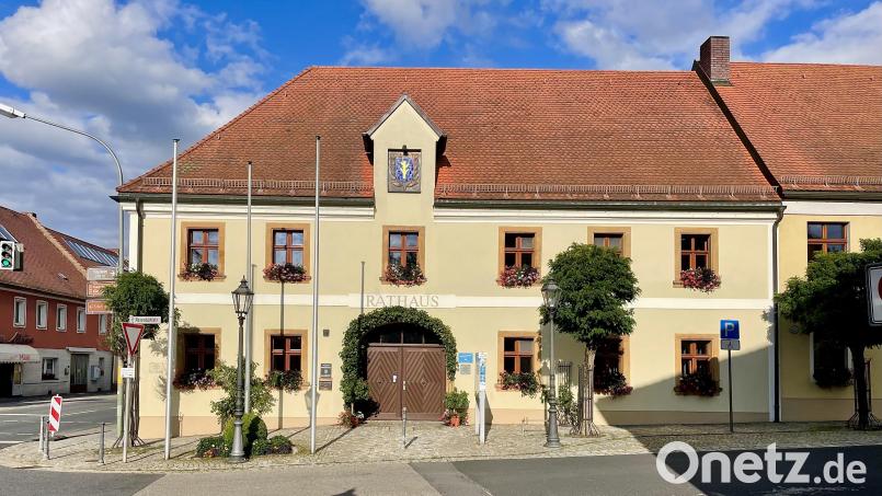 Alle Fraktionen im Schnaittenbacher Stadtrat stimmen dem Haushaltsentwurf 2026 zu. Er ist ein Spagat zwischen notwendigen Leistungen und knappen Finanzmitteln. Bild: Gerhard Krones